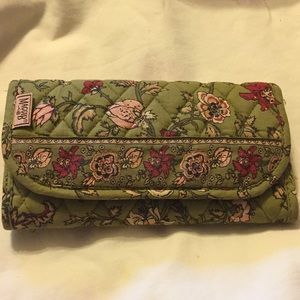 Maggie B Green Floral Quilted Wallet EUC